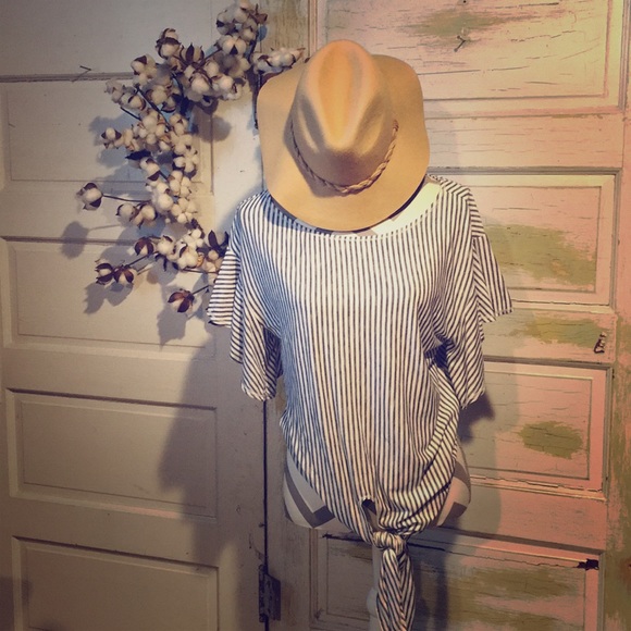 Max Studio Tops - Cute pinstriped tie front top - size Large